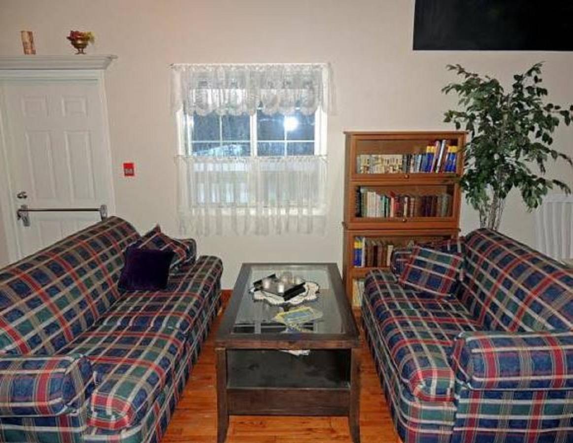 Mccracken Country Inn Хинтон Экстерьер фото
