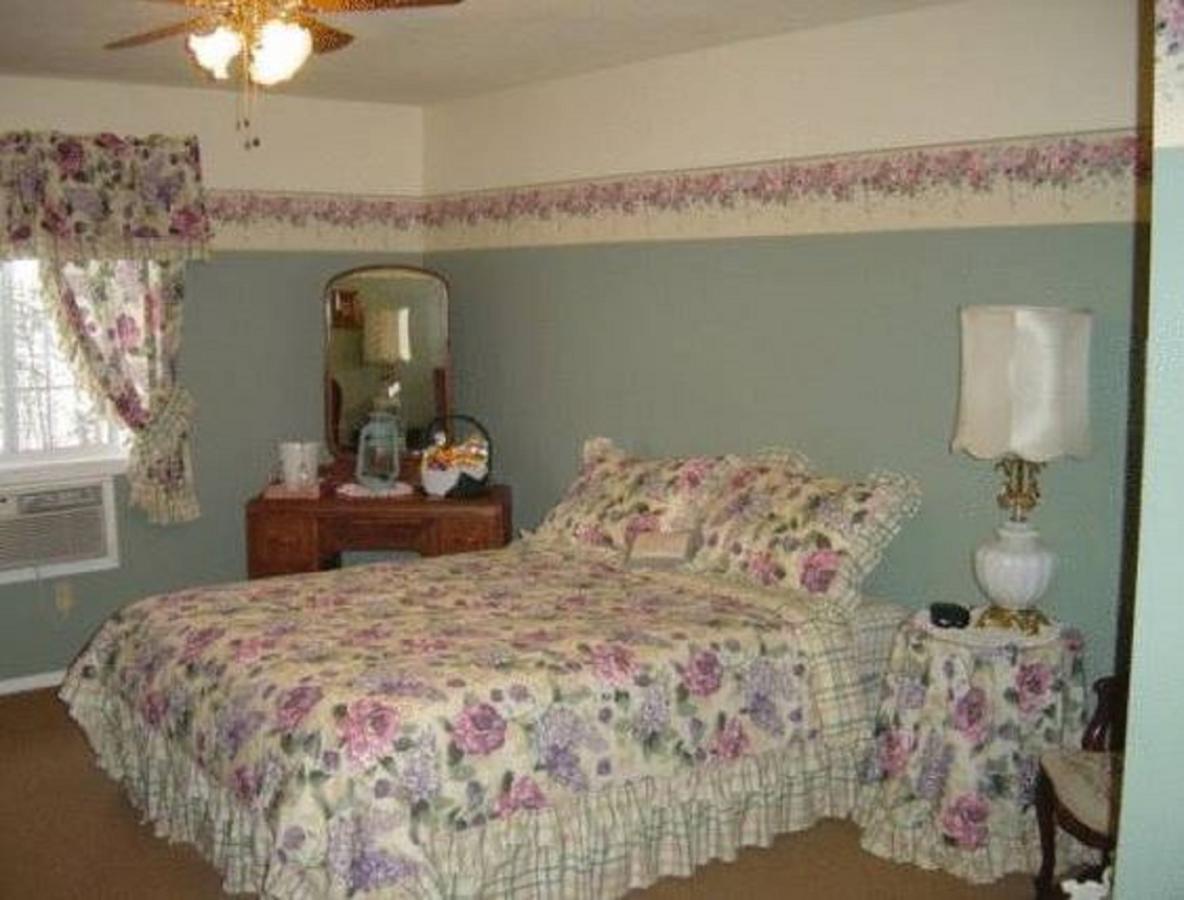 Mccracken Country Inn Хинтон Экстерьер фото