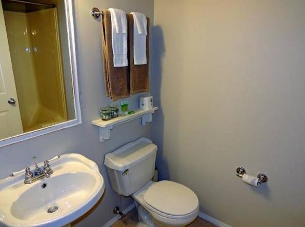 Mccracken Country Inn Хинтон Экстерьер фото
